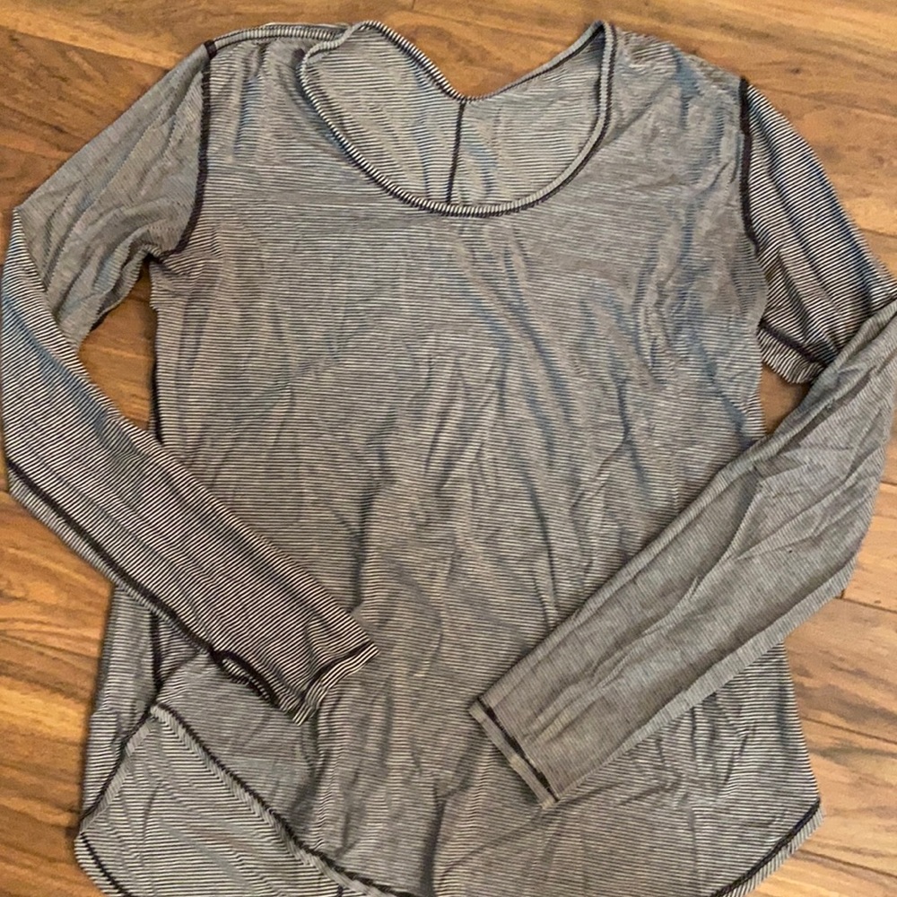 Size 8 Lululemon Long-Sleeve shirt